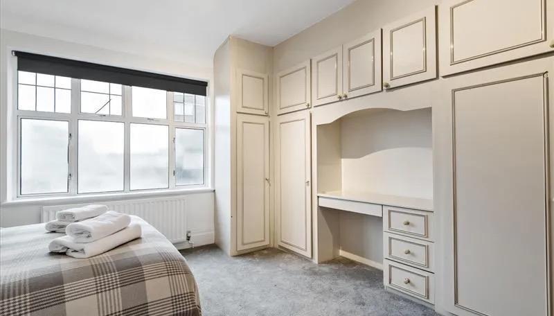 2 bed property in Park Road, London